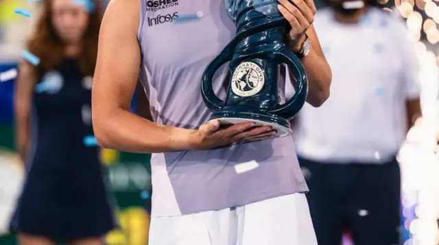 שביונטק עם הגביע (צילום: GettyImages, Clicks Images)