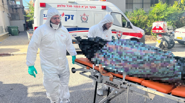 זק"א מפנים גופה בחולון (צילום: דוברות זק"א)