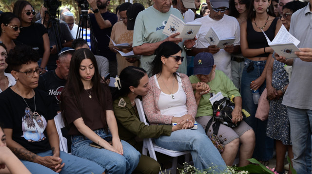 משפחתה של החטופה עדן ירושלמי באזכרה למלאת שנה לפטירתה (צילום: אבשלום ששוני)