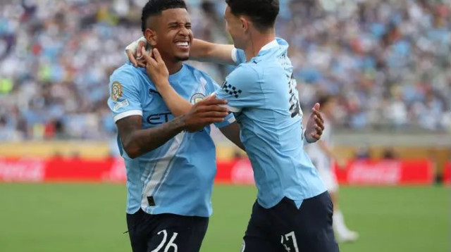 בישל וכבש את השער היפה במשחק. סאביניו מקבל ברכות מפיל פודן (צילום: רויטרס)