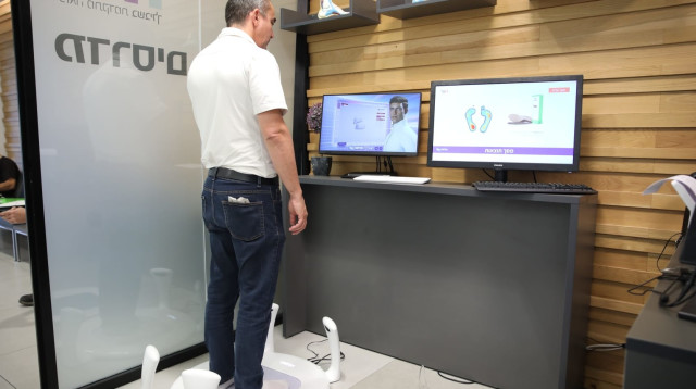 התאמת מדרסים במכון מור (צילום: מורן ויזל)