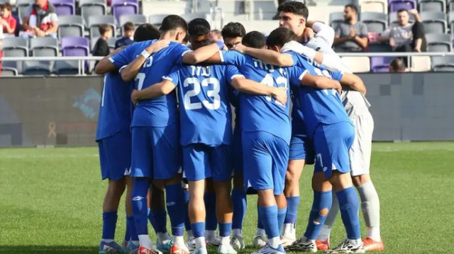 בעין הסערה. שחקני עירוני רמת השרון (צילום: אודי ציטיאט)