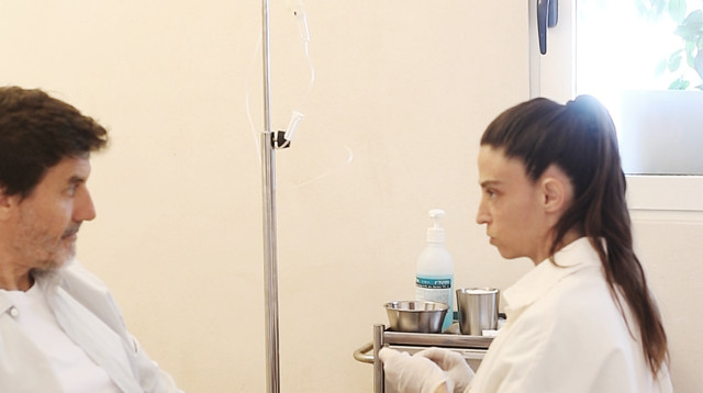 ד"ר ענבל שרון עושה טיפול עירוי ויטמינים בשבא המרפאה (צילום: רוני כנעני)