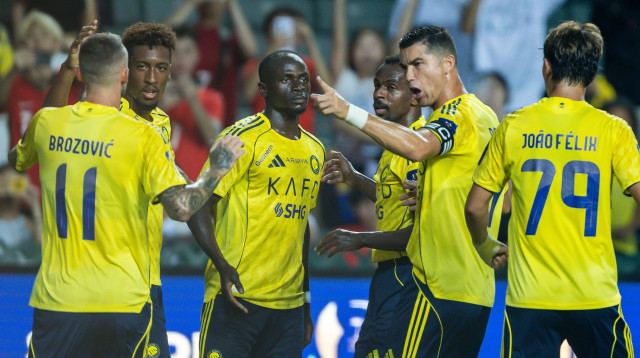 כריסטיאנו רונאלדו חוגג עם שחקני אל נאסר (צילום: GettyImages)