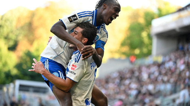 שחקני שטרסבורג חוגגים (צילום: GettyImages, JEAN-CHRISTOPHE VERHAEGEN/AFP)