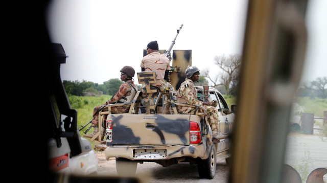 חיילים ניגרים על כלי צבאי (צילום: רויטרס)