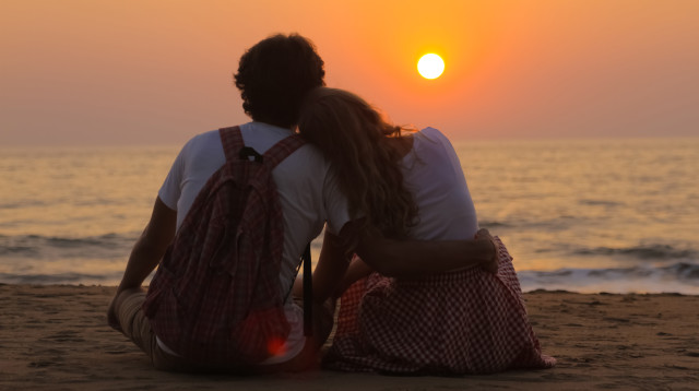 בני זוג בחוף הים בשקיעה, אילוסטרציה (צילום: אינג'אימג')