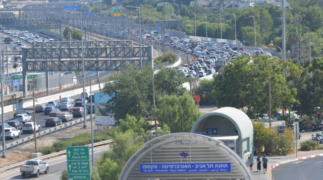 רכבת סגורה לצד הפקקים (צילום: אבשלום ששוני)