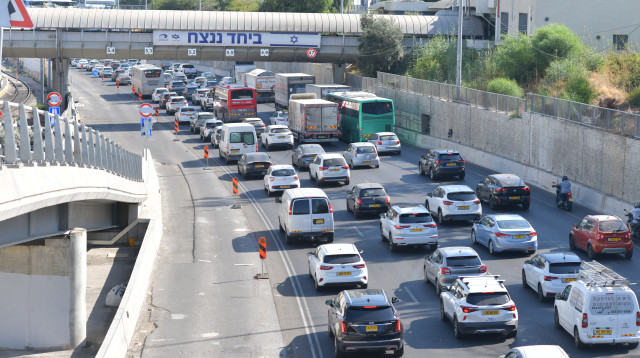 פקקים עקב השבתת הרכבות (צילום: אבשלום ששוני)