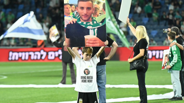 קריאה להחזרת החטוף מתן אנגרסט במשחק של מכבי חיפה (צילום: ברני ארדוב)