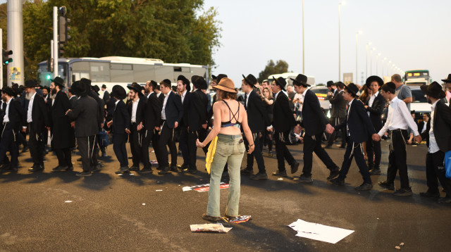 חרדים חוסמים כביש (צילום: גיל יערי, פלאש 90)