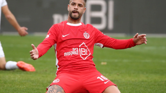 רותם חטואל שחקן הפועל תל אביב חוגג שער (צילום: אודי ציטיאט)