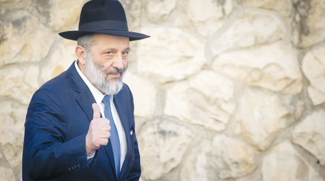 אריה דרעי ליד ביתו בירושלים (צילום: יונתן זינדל, פלאש 90)