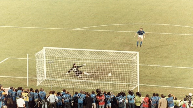 איטליה מול ארגנטינה בדו-קרב הפנדלים ב-1990 (צילום: Robert Riger)