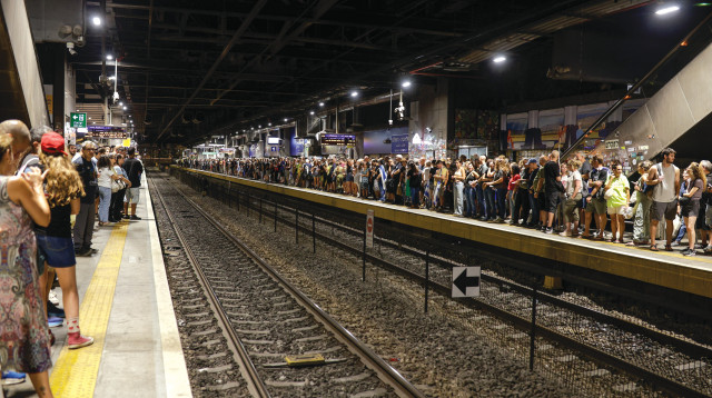 נוסעים מחכים לרכבת בתחנת השלום בתל אביב (צילום: רחל אלרואי, פלאש 90)