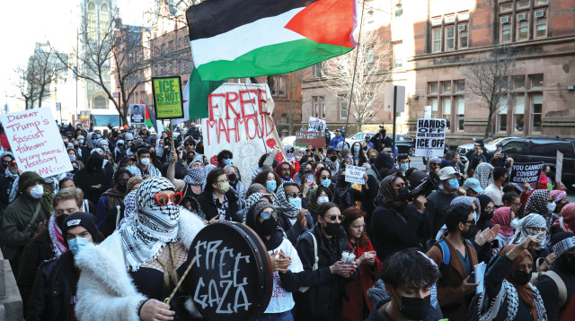 מפגינים פרו-פלסטינים מחוץ לאוניברסיטת קולומביה (צילום: רויטרס)