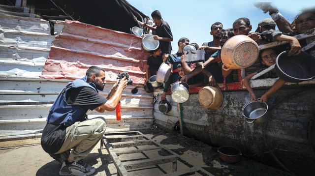 צלם עזתי מביים רעב (צילום: Anadolu Agency)