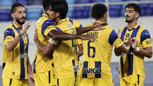 שחקני מכבי תל אביב חוגגים (צילום: אתר רשמי, מכבי תל אביב)