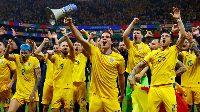 יאניס חאג'י מוביל את חגיגות נבחרת רומניה (צילום: רויטרס)