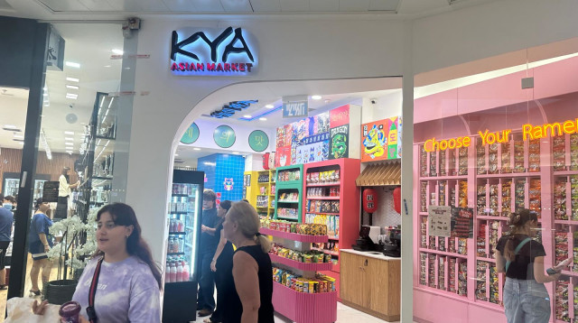 החנות וקיר הראמנים (צילום: בתיה גלעדי)