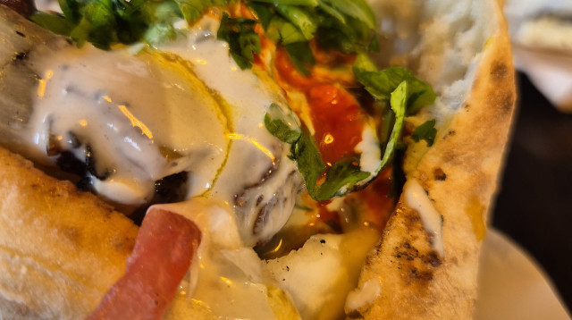 הפיתה האולטימטיבית ואחד הביסים הטעימים שיצא לי לחוות בשנים האחרונות. "הברברי" (צילום: ניר קיפניס)