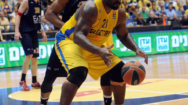 זיכרונות מפעם. סופוקליס שחורצאניטיס בניצחון הפלייאוף הקודם של מכבי (צילום: ברני ארדוב)