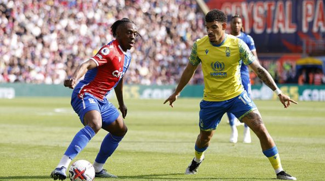 אברצ'י אזה מול מורגן גיבס-ווייט (צילום: Steven Paston - PA Images)