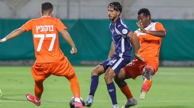 גיא סנקר שחקן מ.ס. קרית ים לפני ז'וניור טראורה שחקן הפועל ראשון לציון (צילום: קובי אליהו)