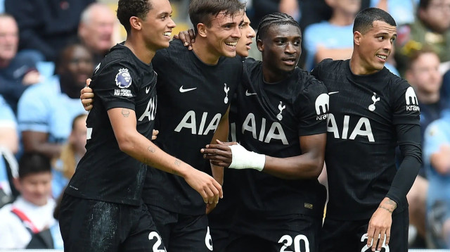 שחקני טוטנהאם חוגגים עם ז'ואאו פלהיניה (צילום: רויטרס)