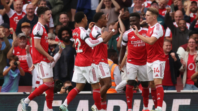 שחקני ארסנל חוגגים עם ויקטור יוקרס (צילום: רויטרס)