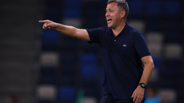 דייגו פלורס מאמן מכבי חיפה (צילום: מאור אלקסלסי)