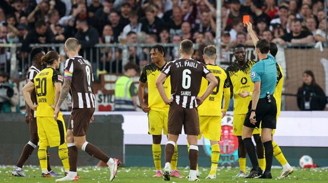 שחקני דורטמונד וסט. פאולי (צילום: Stuart Franklin)