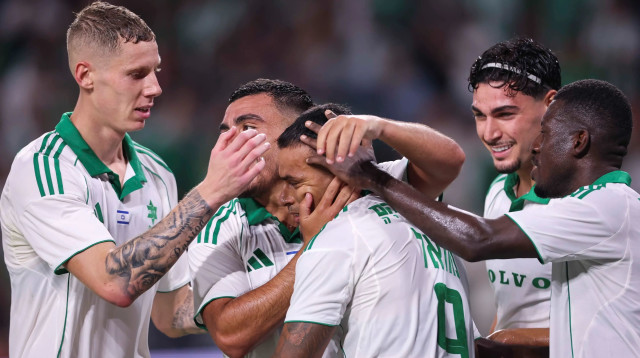 שחקני מכבי חיפה חוגגים עם מתיאס נהואל (צילום: מאור אלקסלסי)