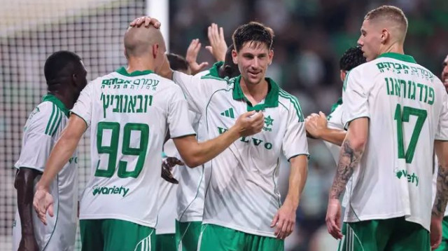 משהו השתחרר. שחקני מכבי חיפה אמש (צילום: מאור אלקסלסי)