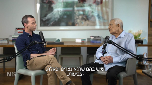 עמית סגל מראיין את דן מרגלית בתוכנית "מצב האזנה" בקשת 12 (צילום: צילום מסך ערוץ 12)