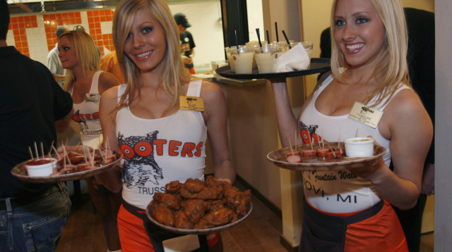 מלצריות הוטרס בסניף נתניה שנת 2007 (צילום: REUTERS/Gil Cohen Magen )