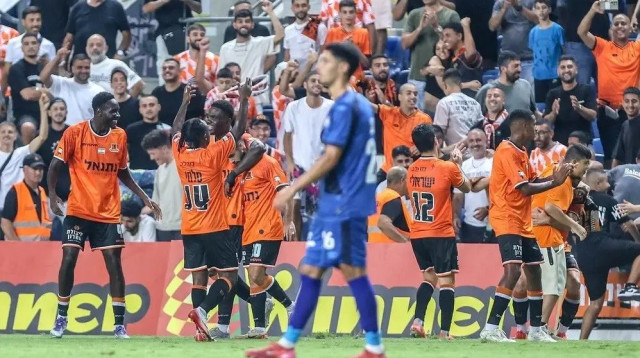 שחקני בני יהודה חוגגים מול מכבי פתח תקוה בגביע הטוטו (צילום: אתר רשמי, בני יהודה)