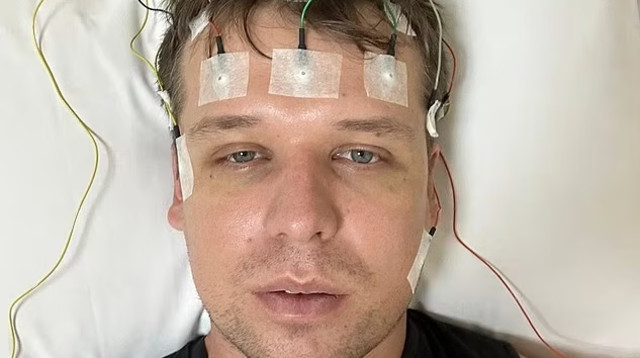 אוליבר אלביס, לא ישן כבר שנתיים (צילום: צילום מסך dailymail)