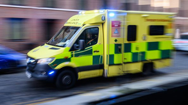 אמבולנס באנגליה (צילום: Leon Neal)