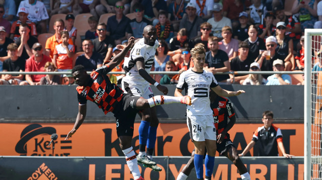 סקו פופאנה שחקן ראן מעל אייגון טוסין שחקן לוריין (צילום: GettyImages, FRED TANNEAU/AFP)