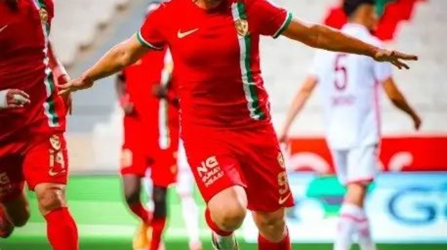 דיא סבע שחקן אמדספור חוגג שער (צילום: אתר רשמי, אמדספור)