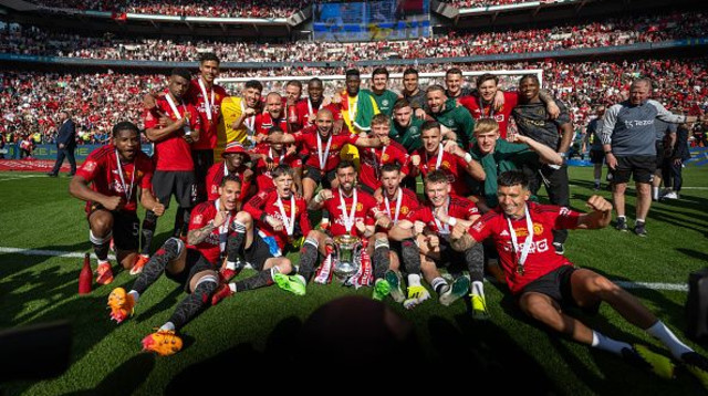 שחקני מנצ'סטר יונייטד חוגגים את הזכייה בגביע האנגלי 2023/24 (צילום: Ash Donelon)