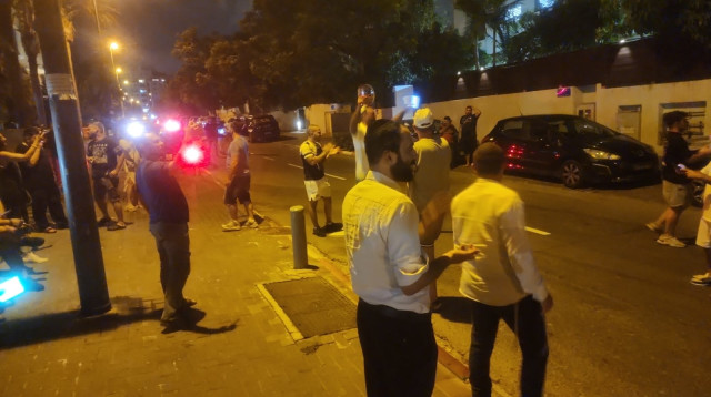 הפגנה מחוץ לביתו של חולדאי (צילום: שמעון ברוך/TPS)