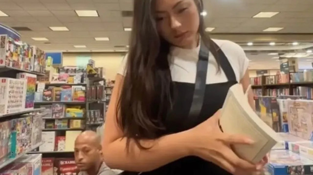 מרחרח הישבנים מאחורי מיקאלה וויטר (צילום: צילום מסך מתוך טיקטוק)