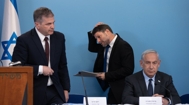 בנימין נתניהו, בצלאל סמוטריץ' ויואב קיש (צילום: אלכס קולומויסקי, פלאש 90)