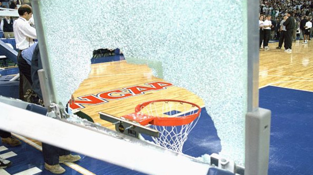 סל שבור (צילום: Stephen Dunn)