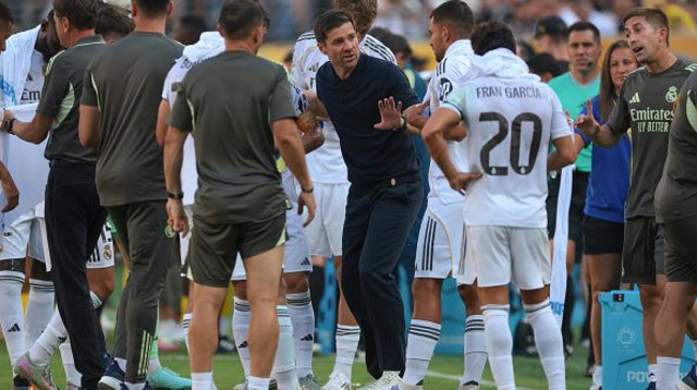 צ'אבי אלונסו מאמן ריאל מדריד מתדרך את שחקניו (צילום: Jonathan Moscrop)