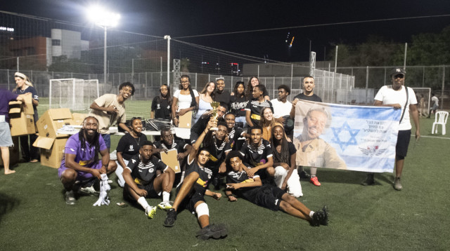האלופים מאשקלון. לזכרו של סמל שחר מנואב (צילום: קרול קרמונה)