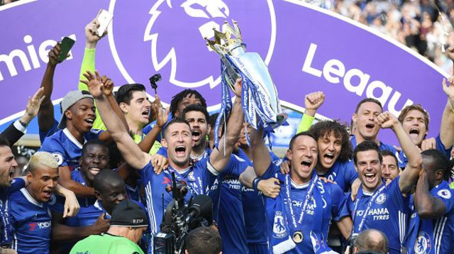 שחקני צ'לסי חוגגים את אליפות הפרמיירליג בעונת 2016/17 (צילום: Phil Shephard-Lewis/Popperfoto)