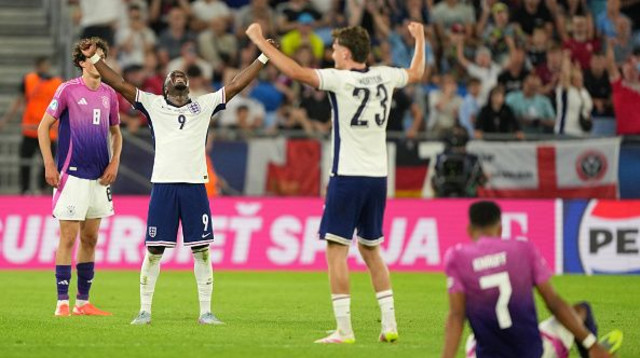 טיילר מורטון חוגג במדי נבחרת אנגליה (צילום: Christian Hofer\)